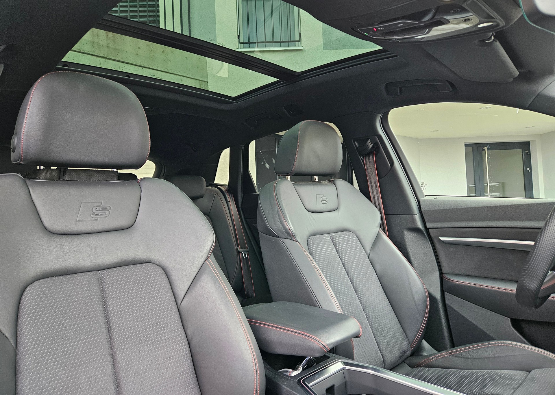 AUDI Q8 50 e-tron Black Edition quattro-image-4