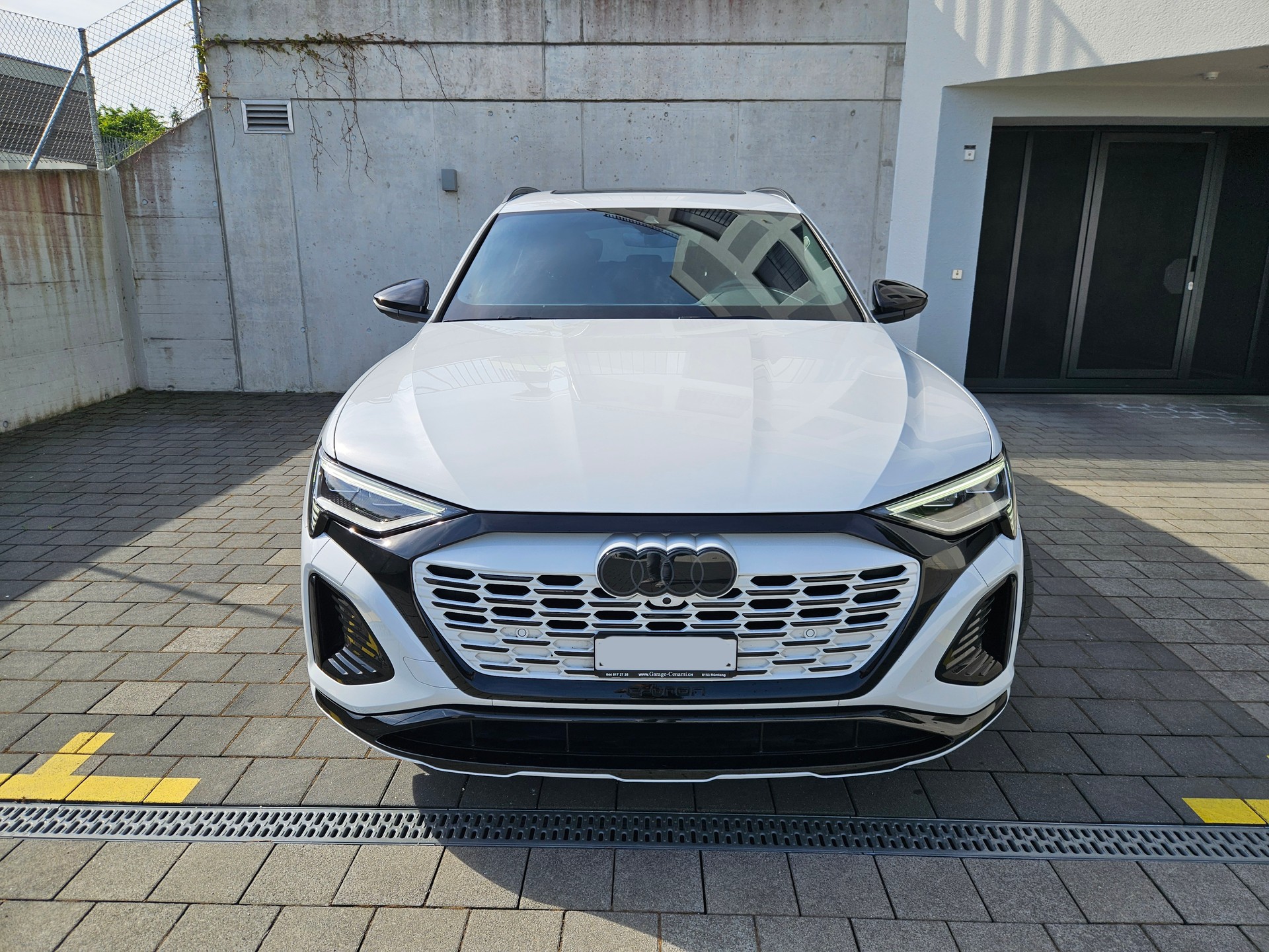 AUDI Q8 50 e-tron Black Edition quattro-image-2