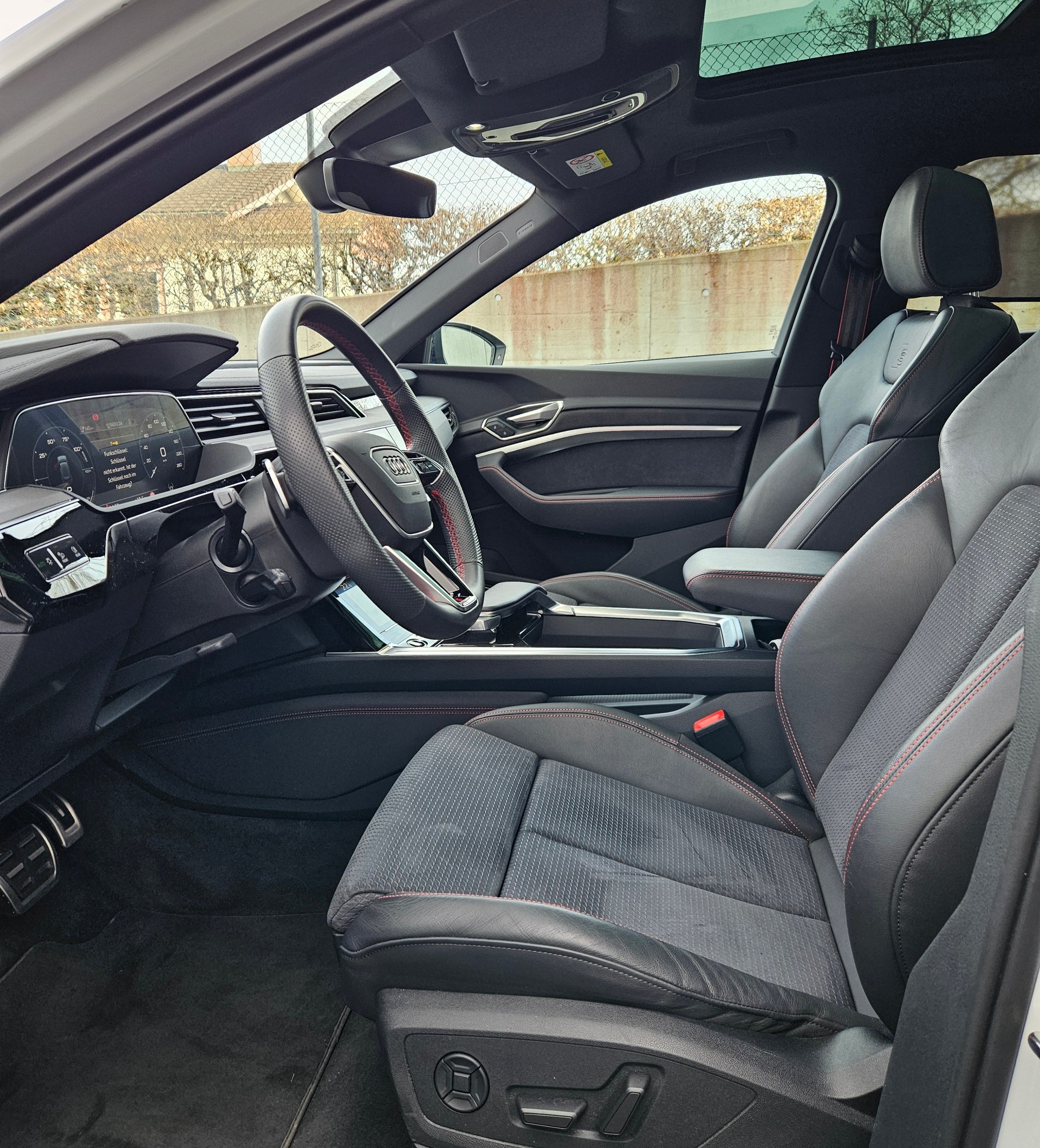 AUDI Q8 50 e-tron Black Edition quattro-image-3