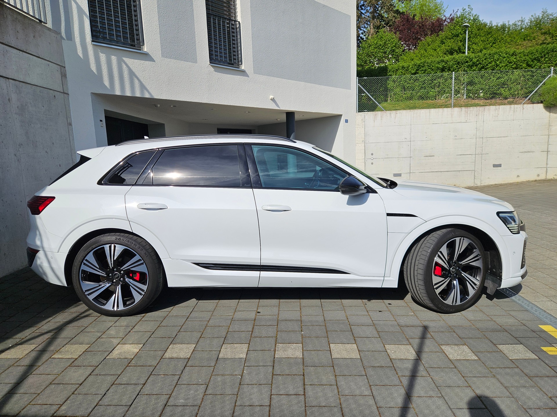 AUDI Q8 50 e-tron Black Edition quattro-image-1