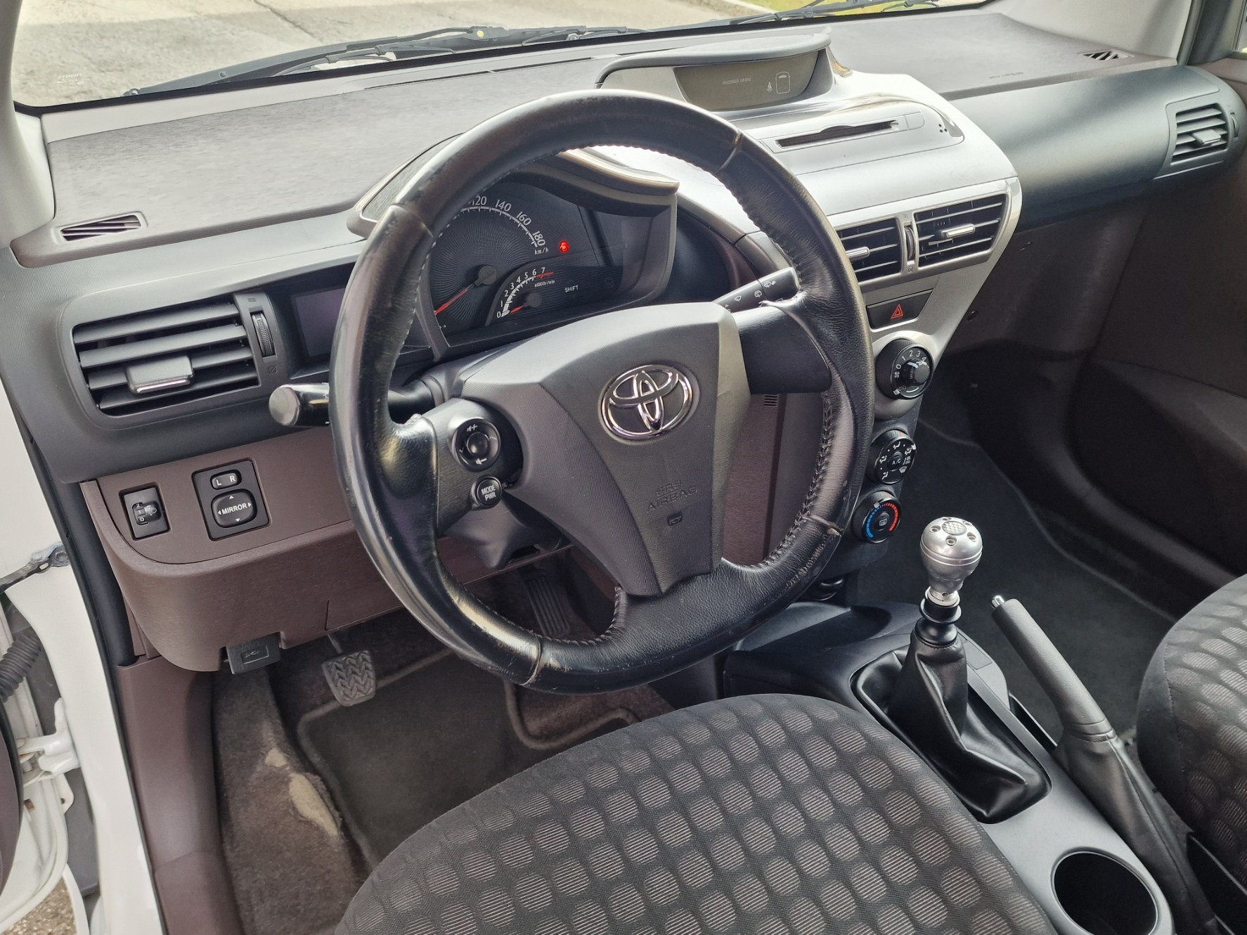 TOYOTA iQ2 1.0 VVT-i-image-9