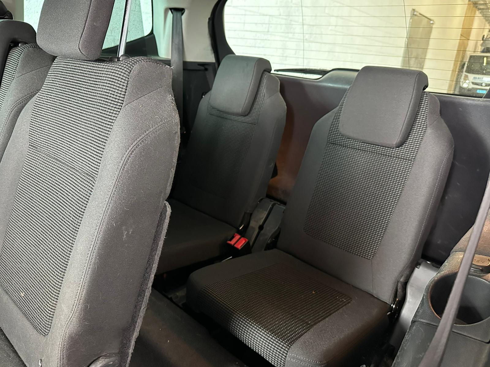 PEUGEOT 5008 1.6 16V T Active-image-15