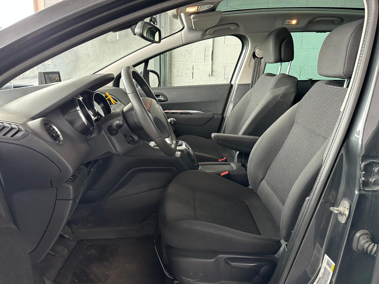 PEUGEOT 5008 1.6 16V T Active-image-10