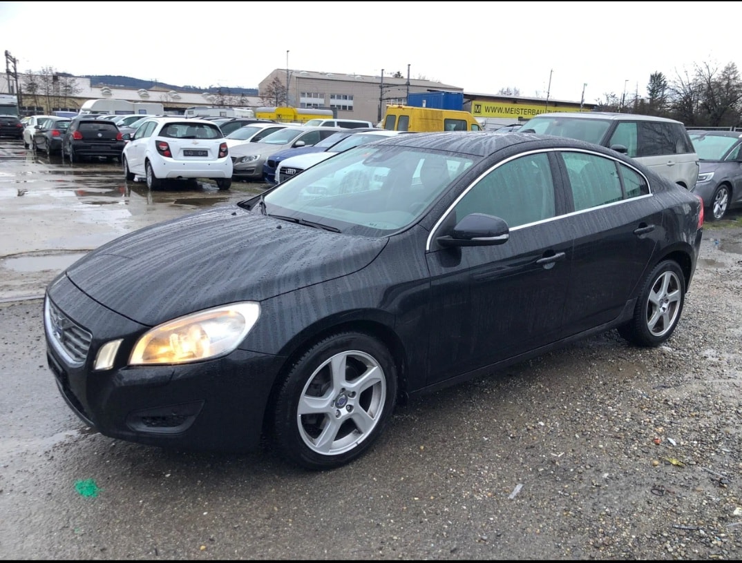 VOLVO S60 T4 Kinetic Powershift-image-1