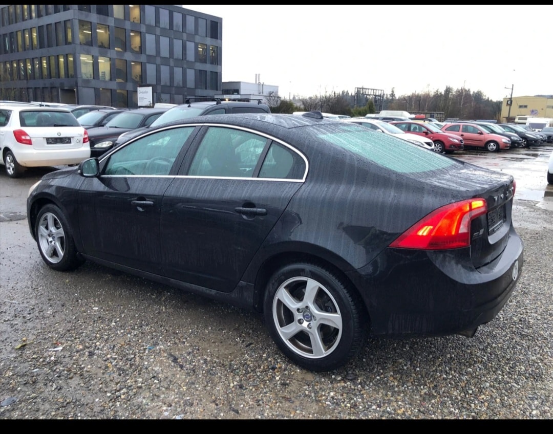 VOLVO S60 T4 Kinetic Powershift-image-4