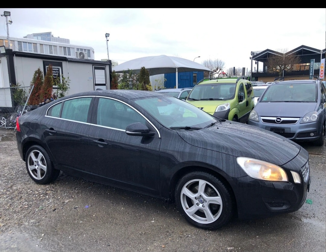 VOLVO S60 T4 Kinetic Powershift-image-2