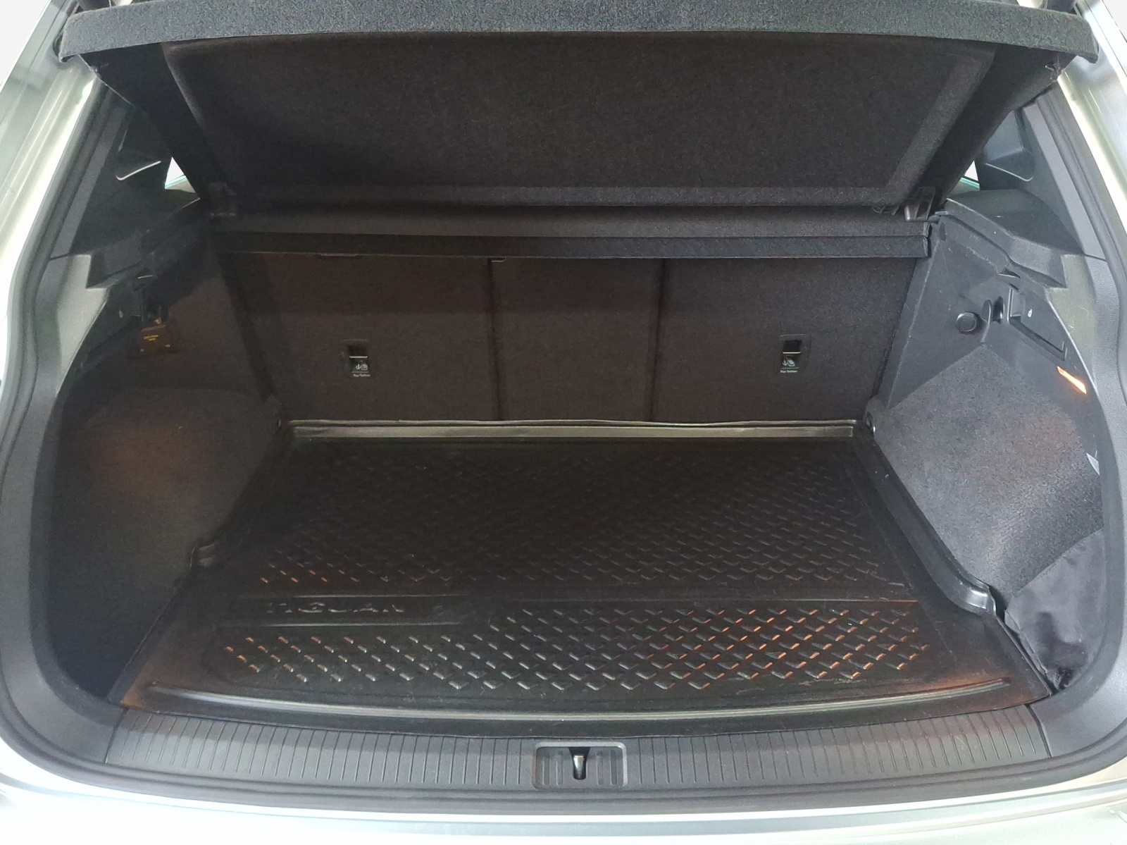 VW Tiguan 2.0TSI R 4Motion DSG-image-12