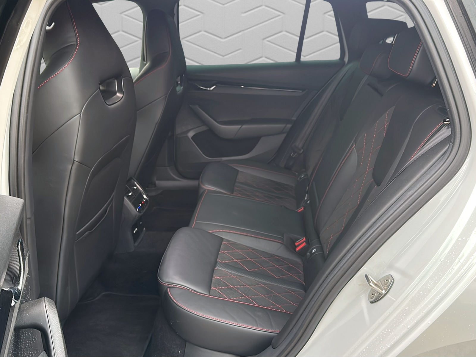 SKODA Octavia Combi 2.0 TSI DSG RS-image-15