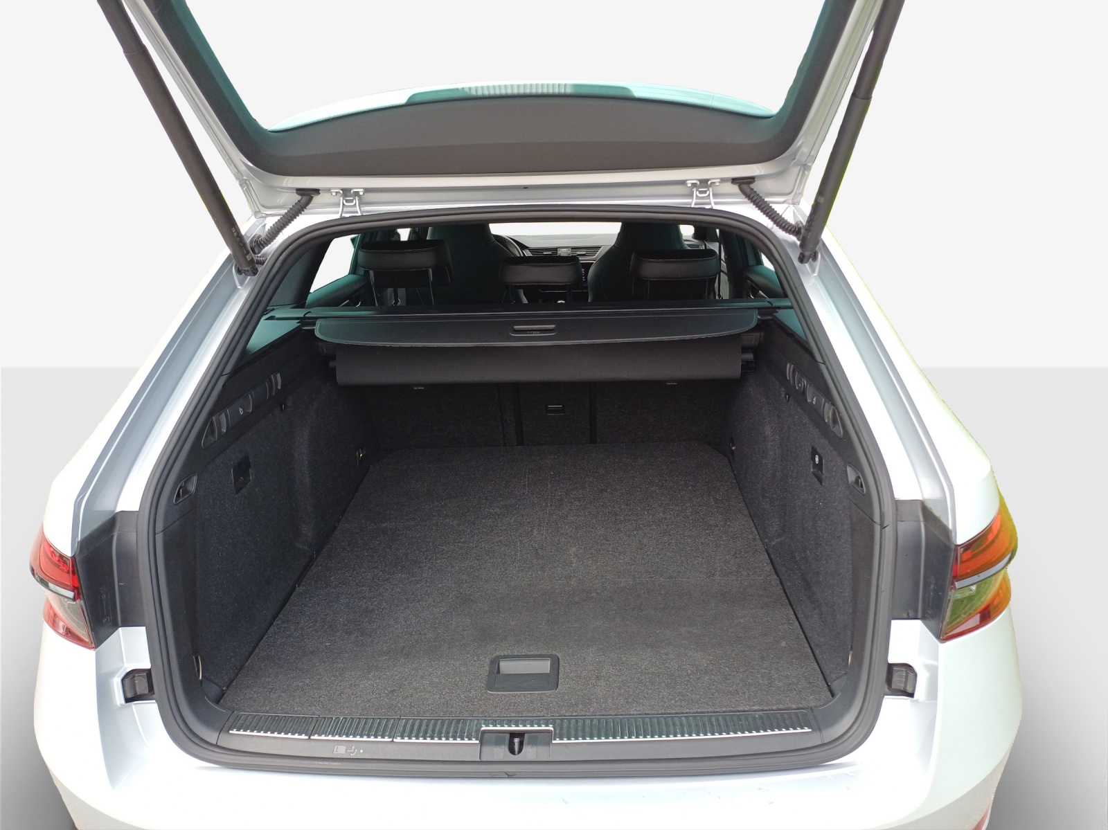 SKODA Superb Combi 2.0 TDi SportLine 4x4 DSG-image-12