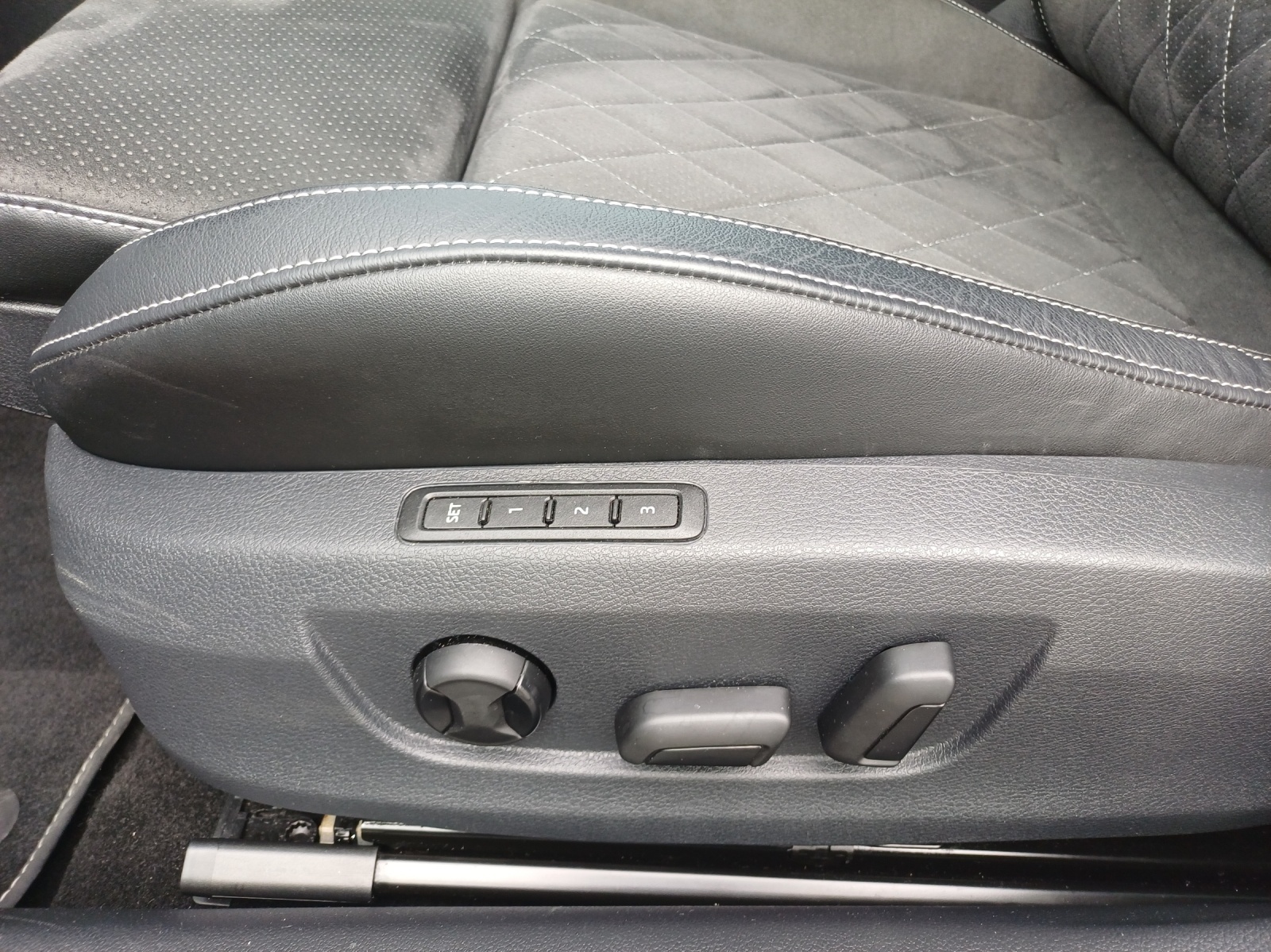 SKODA Superb Combi 2.0 TDi SportLine 4x4 DSG-image-14