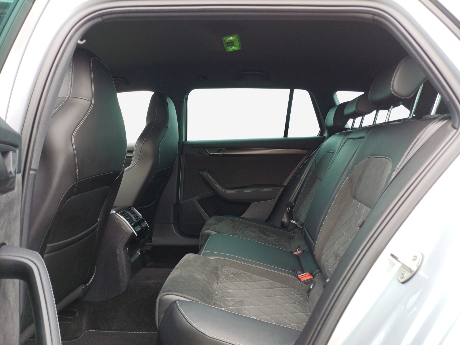 SKODA Superb Combi 2.0 TDi SportLine 4x4 DSG-image-11