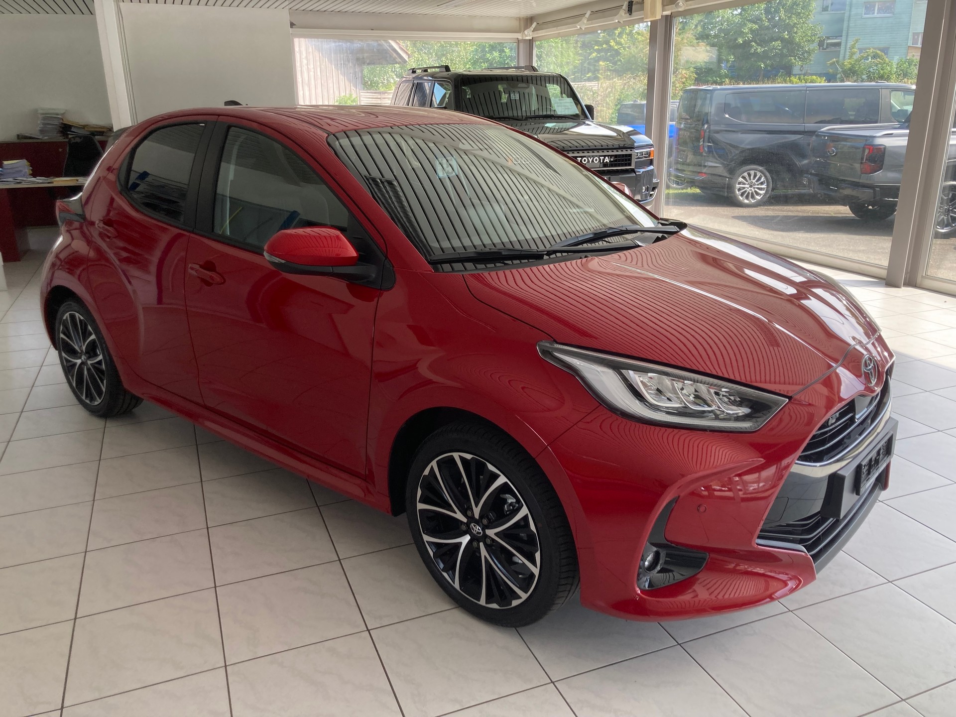 TOYOTA Yaris 1.5 Trend e-CVT-image-2