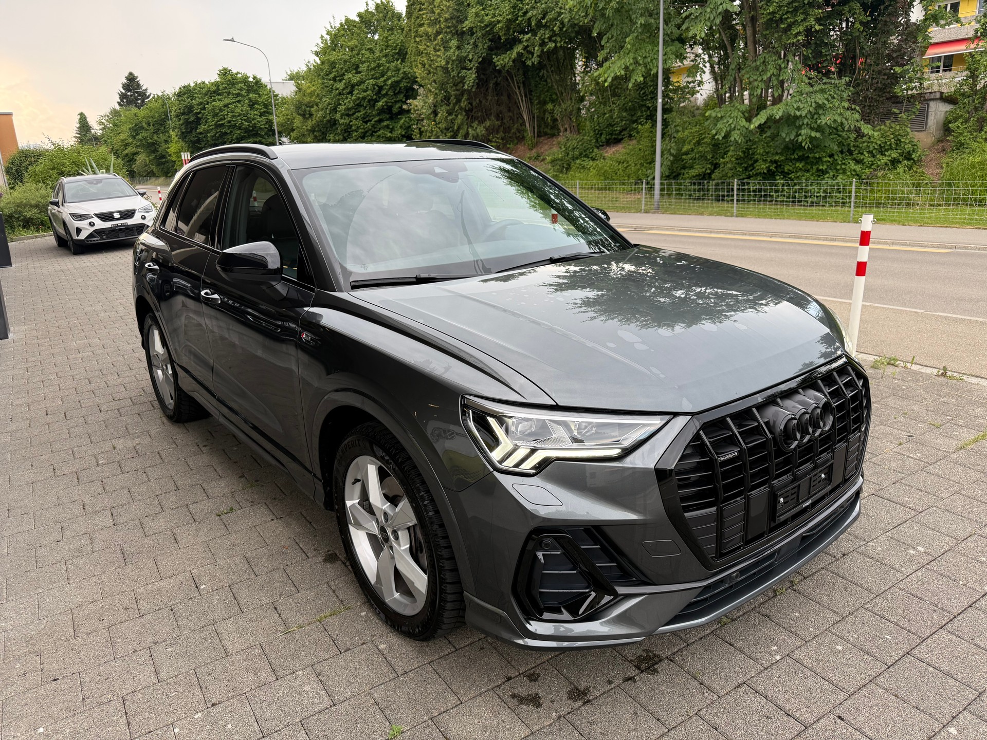 AUDI Q3 40 TDI S line quattro S-tronic-image-2