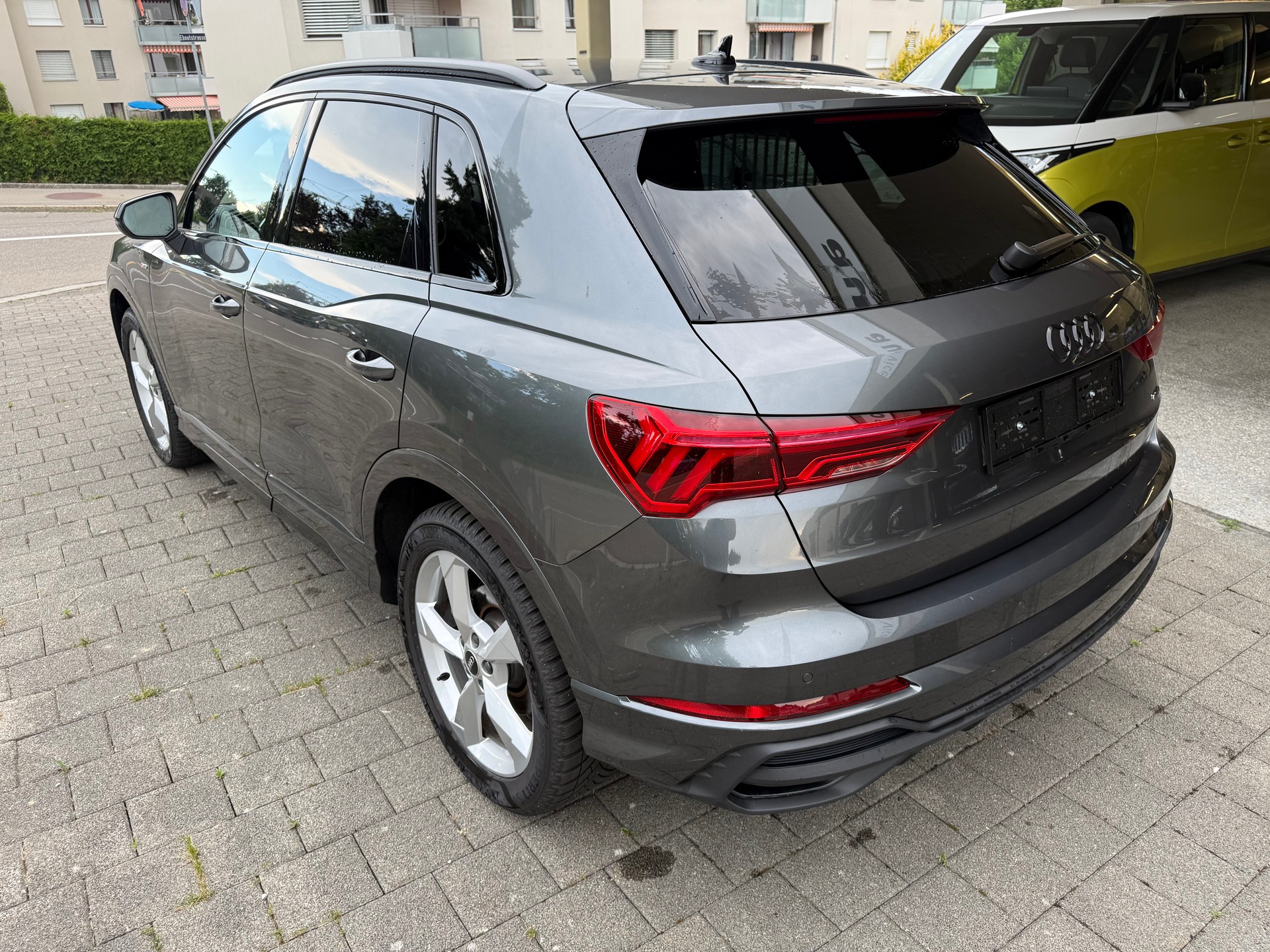 AUDI Q3 40 TDI S line quattro S-tronic-image-14