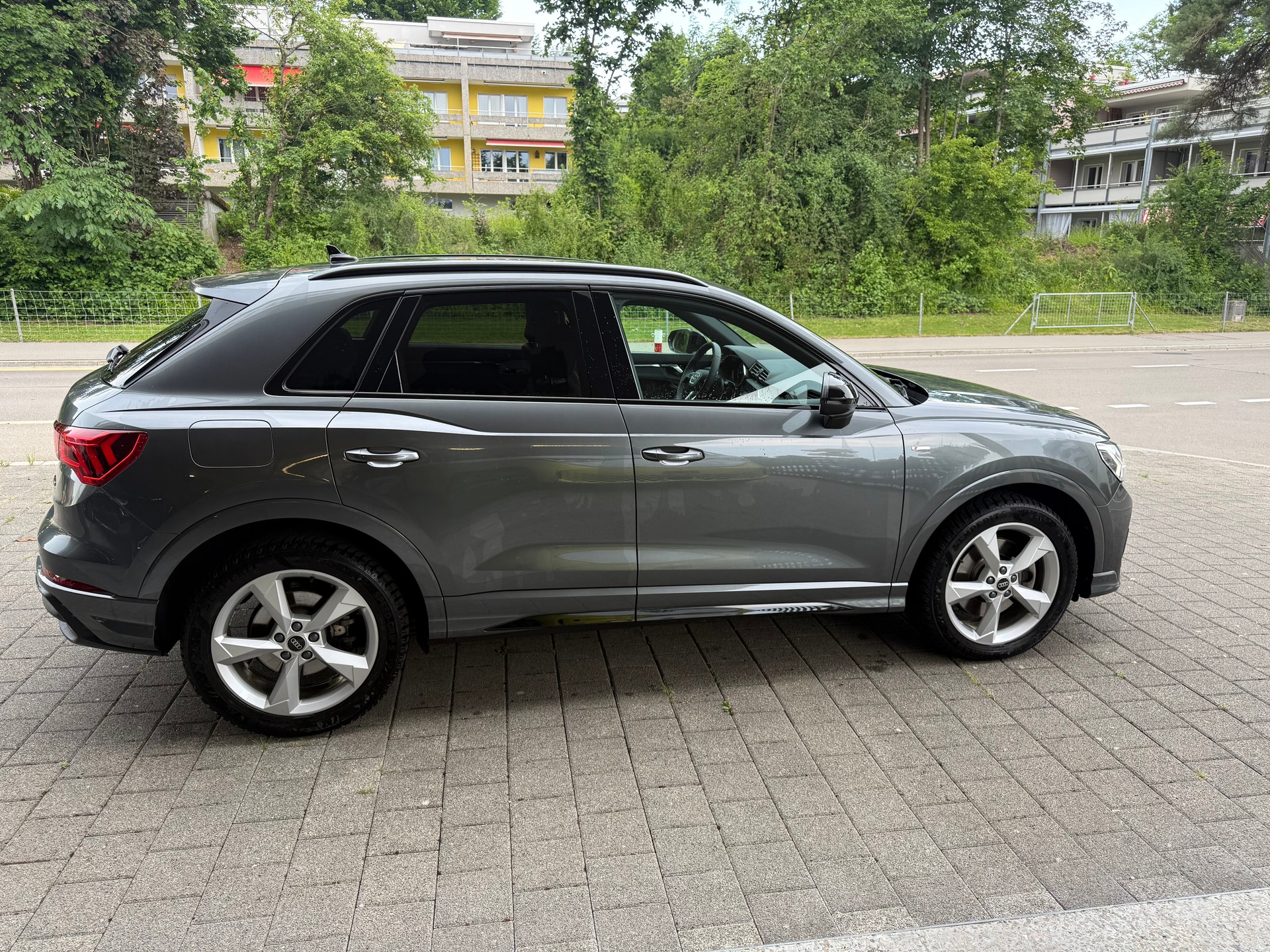 AUDI Q3 40 TDI S line quattro S-tronic-image-3