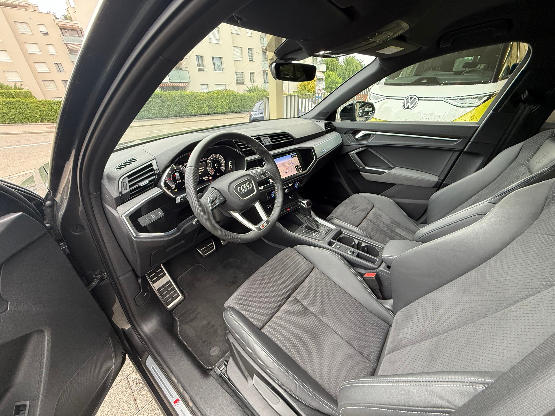 AUDI Q3 40 TDI S line quattro S-tronic-image-4