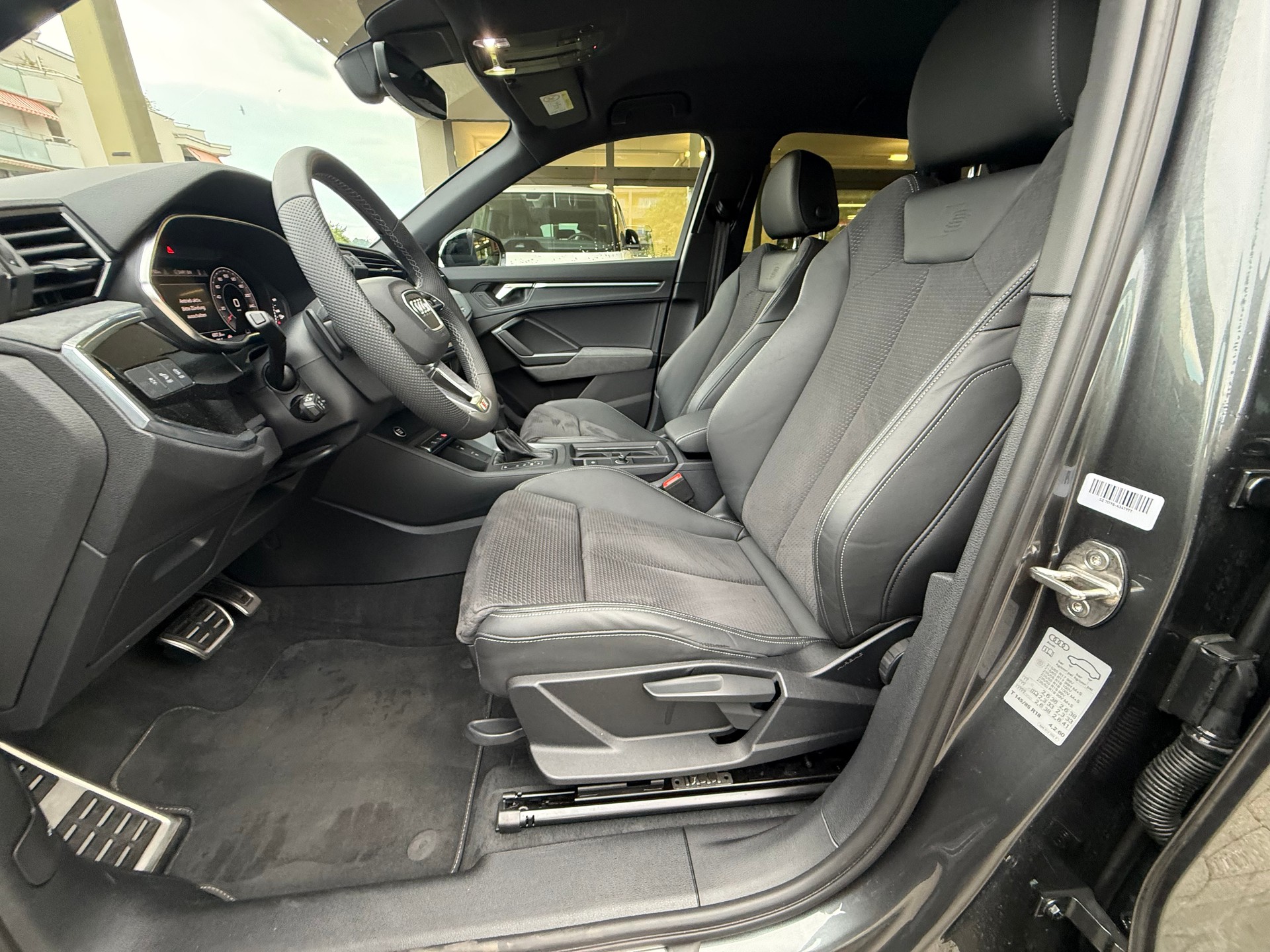 AUDI Q3 40 TDI S line quattro S-tronic-image-9