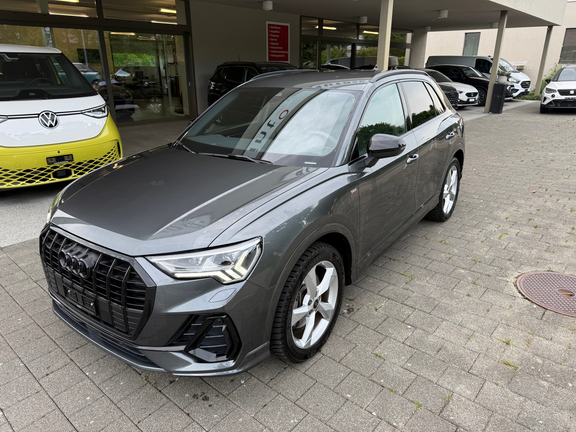 AUDI Q3 40 TDI S line quattro S-tronic-image-0
