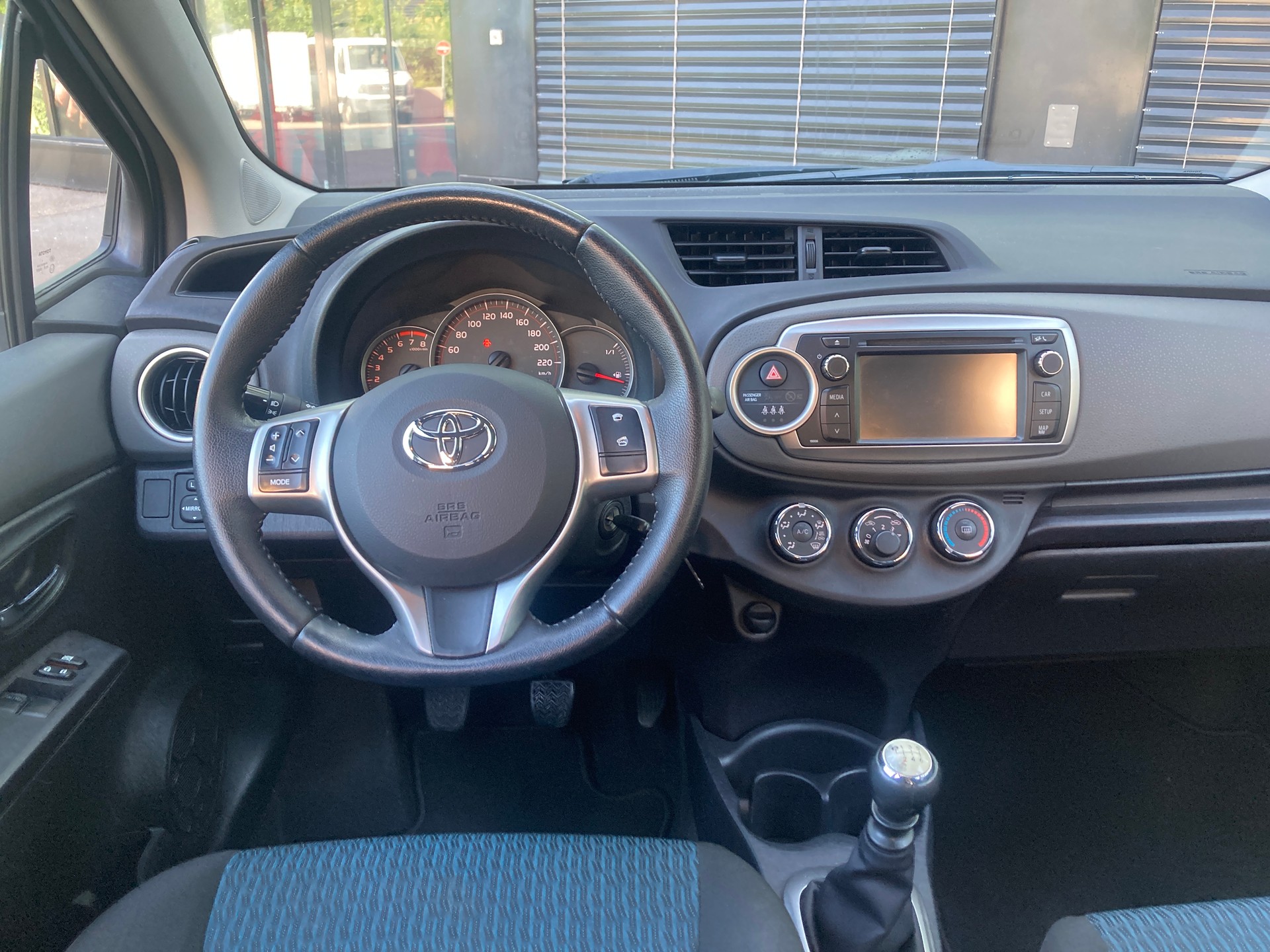 TOYOTA Yaris 1.33 Luna-image-14