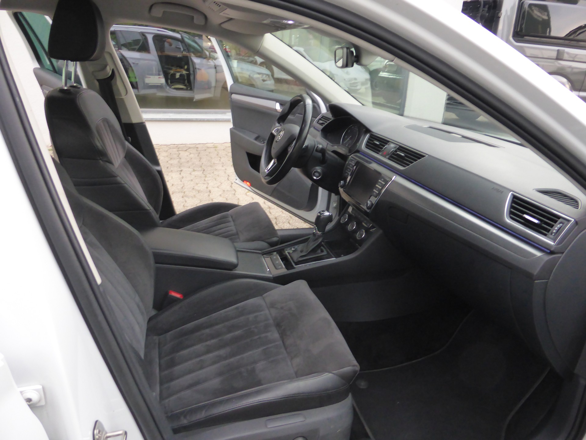 SKODA Superb Combi 2.0 TSI Style DSG 4x4-image-15
