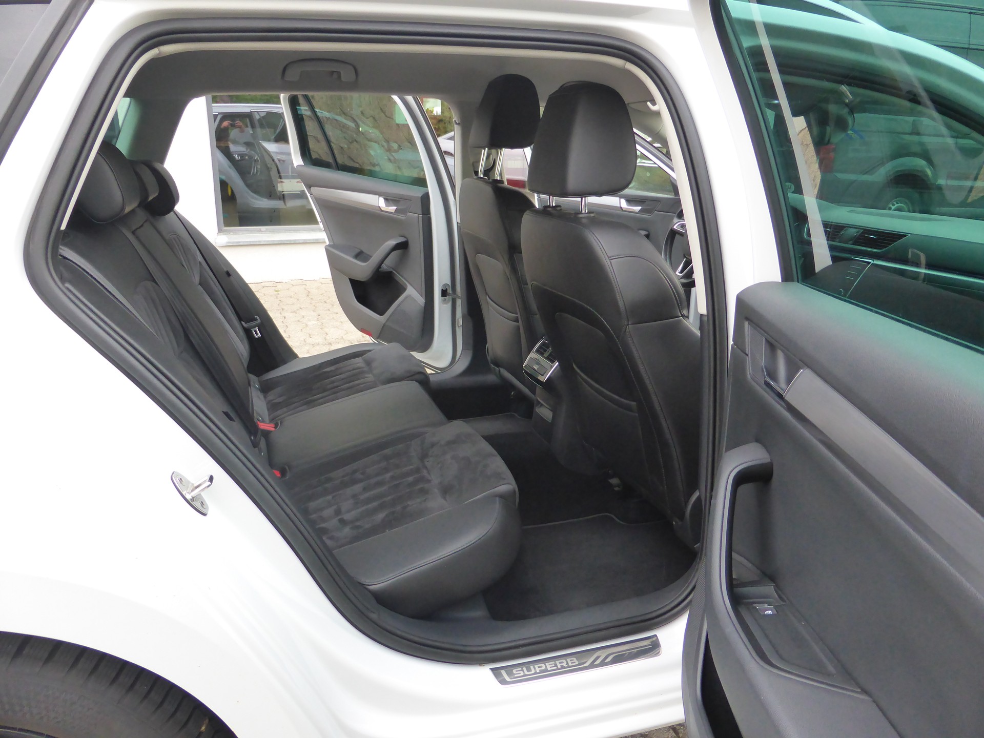 SKODA Superb Combi 2.0 TSI Style DSG 4x4-image-14