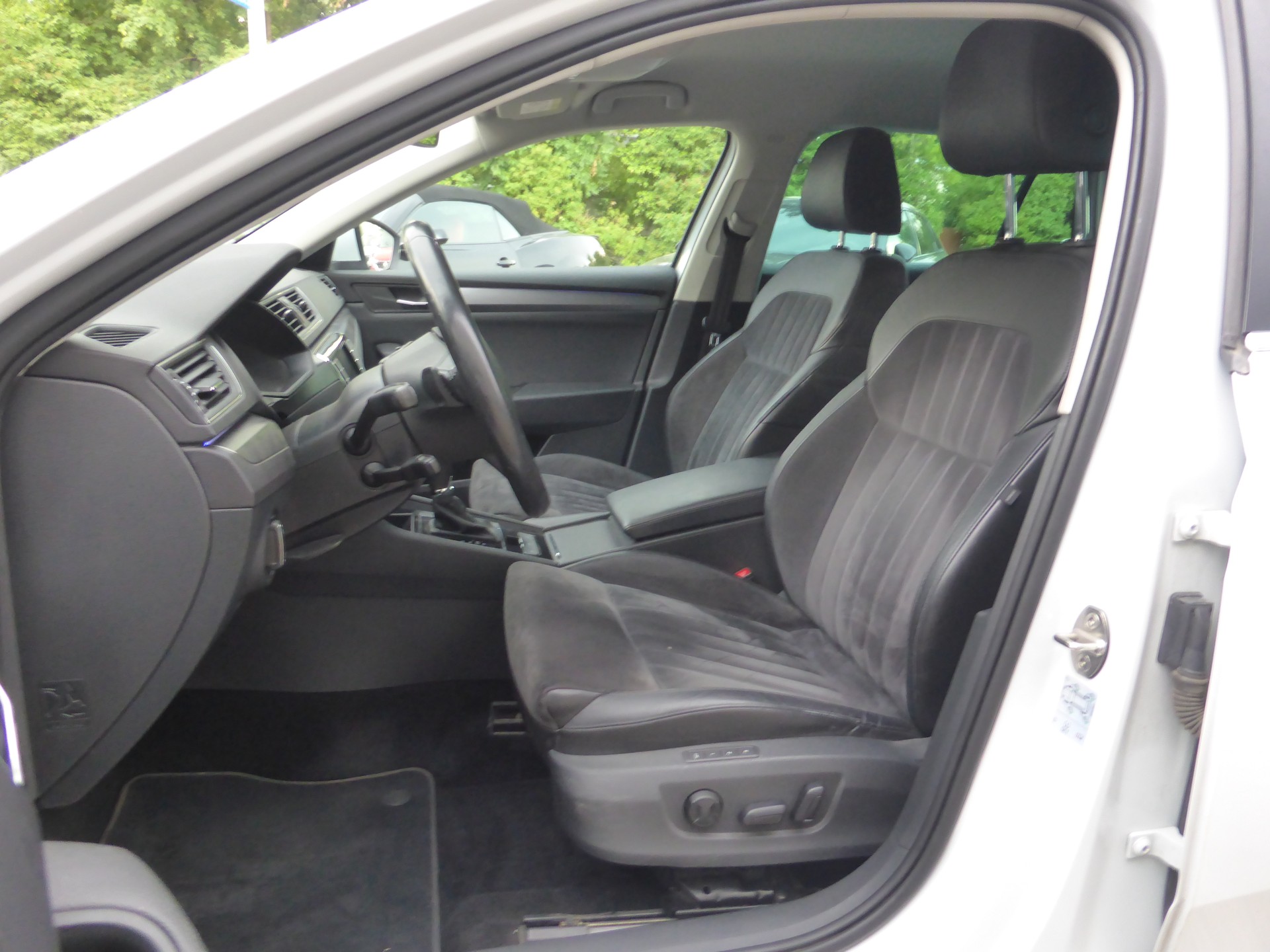SKODA Superb Combi 2.0 TSI Style DSG 4x4-image-10
