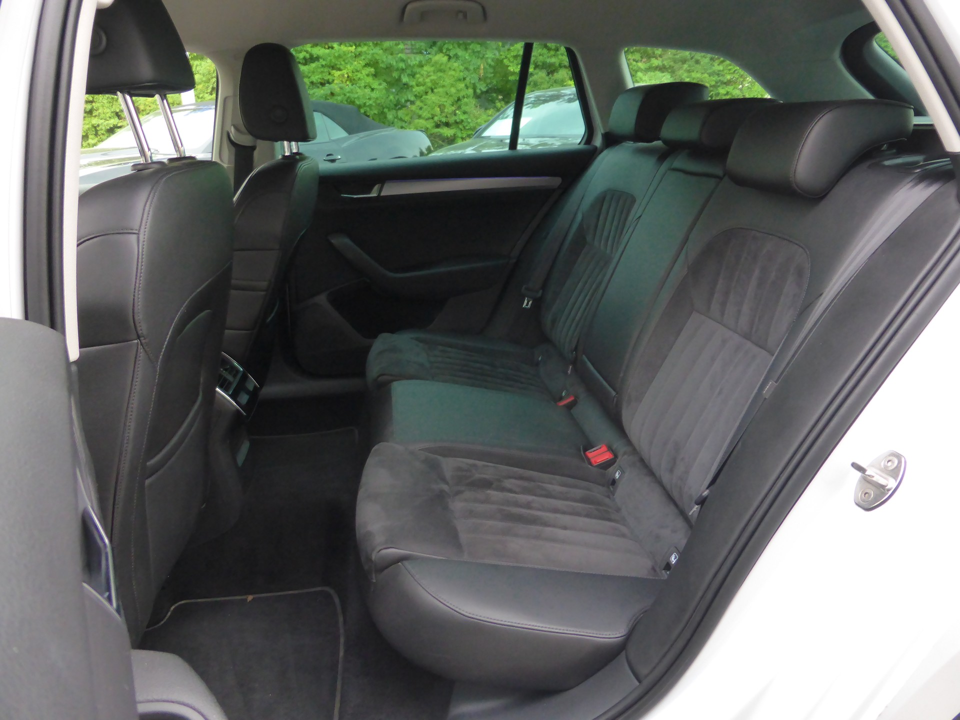 SKODA Superb Combi 2.0 TSI Style DSG 4x4-image-12