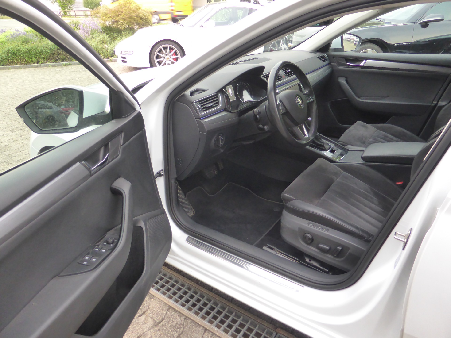 SKODA Superb Combi 2.0 TSI Style DSG 4x4-image-9