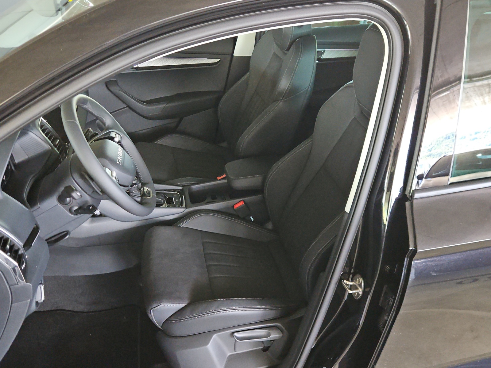 SKODA Karoq 1.5 TSI Dynamic DSG-image-8
