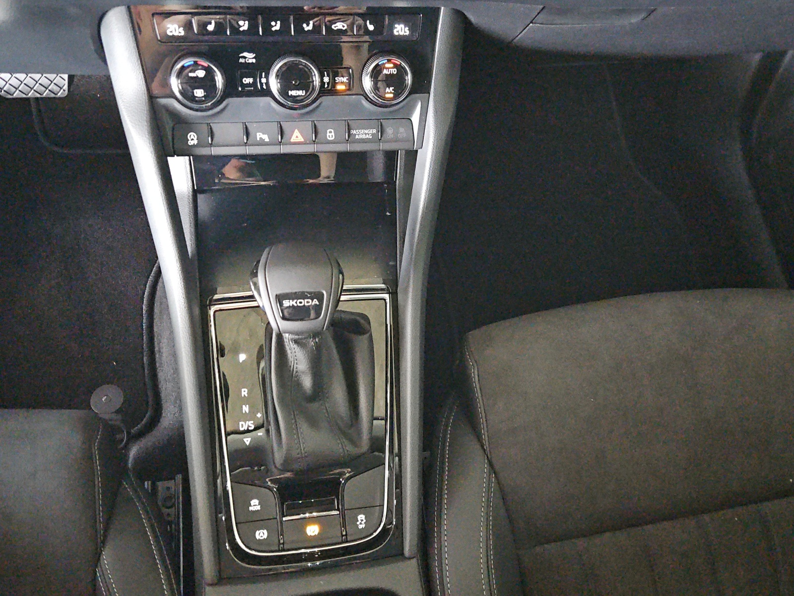 SKODA Karoq 1.5 TSI Dynamic DSG-image-20