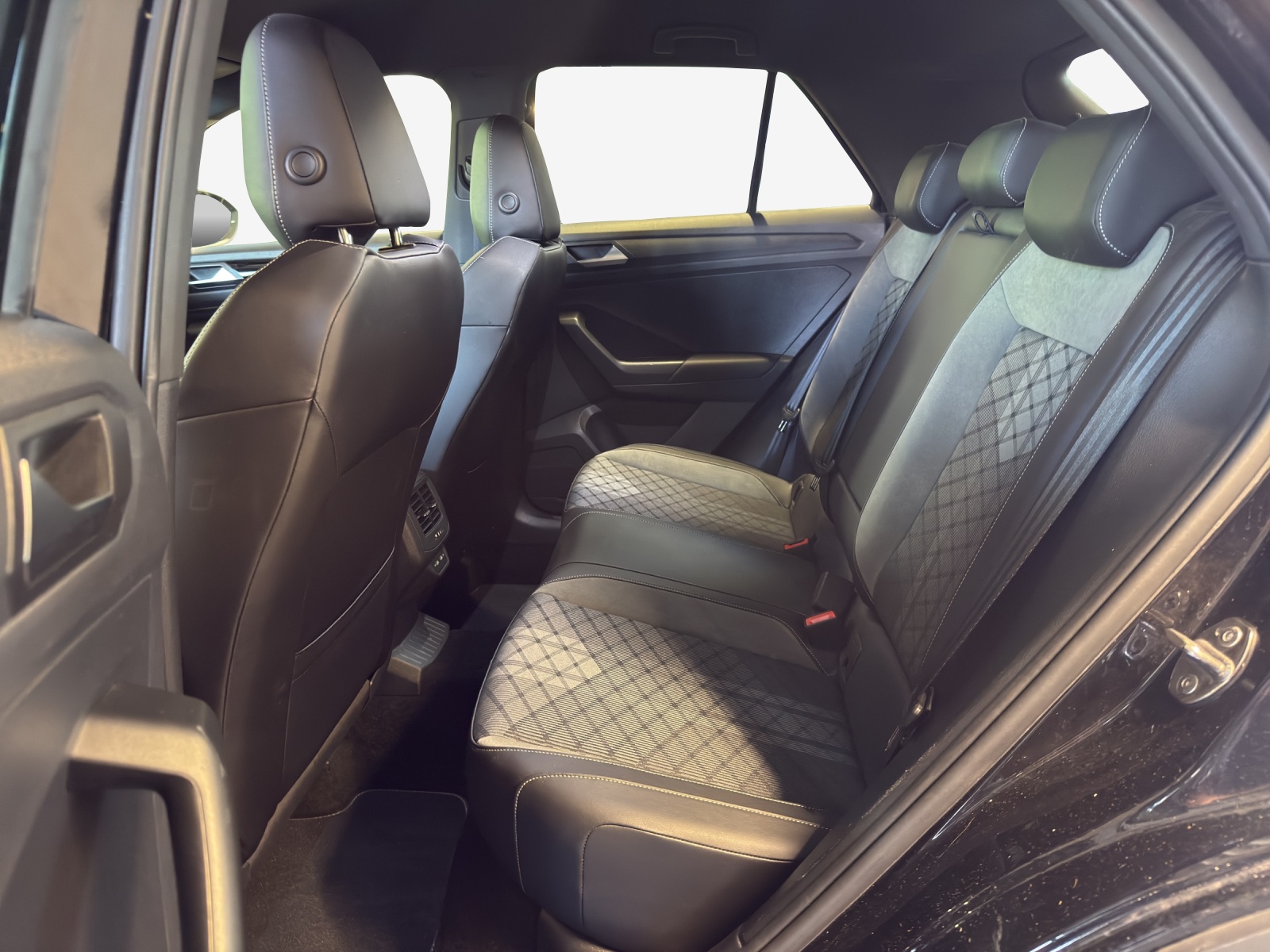 VW T-Roc 1.5 TSI EVO R-Line DSG-image-11
