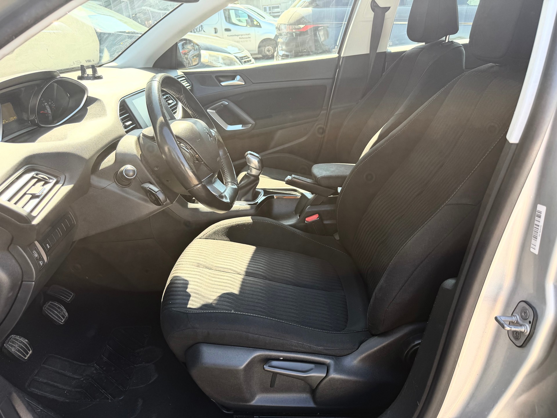 PEUGEOT 308 1.6 e-HDI Allure-image-6