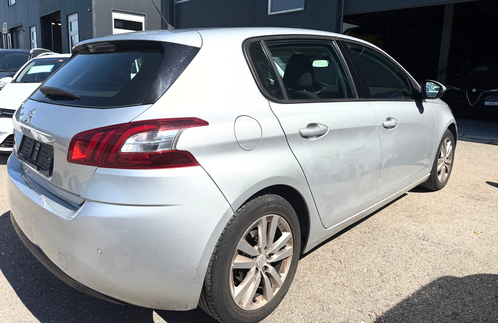 PEUGEOT 308 1.6 e-HDI Allure-image-3