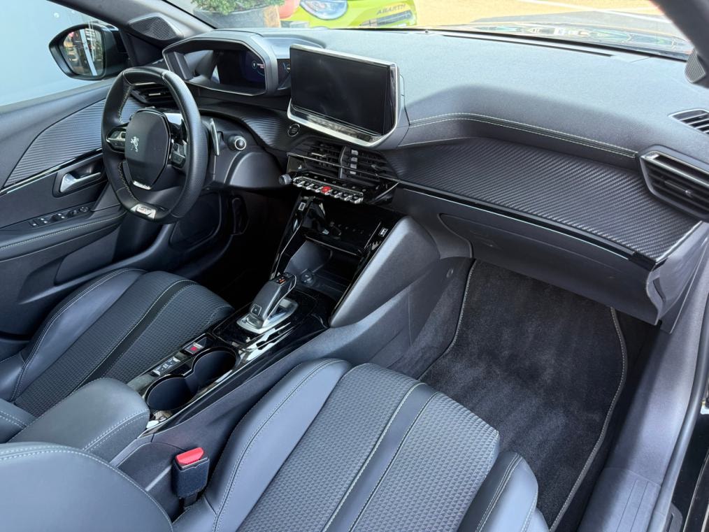 PEUGEOT 208 1.2 PureTech GT Line EAT8-image-5