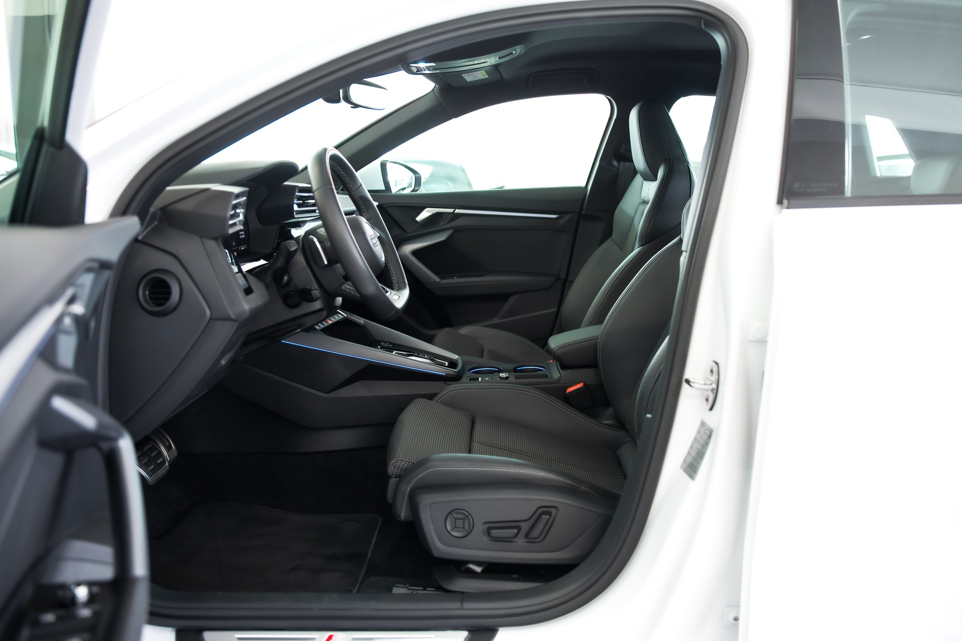 AUDI S3 Sportback TFSI quattro S-tronic-image-18
