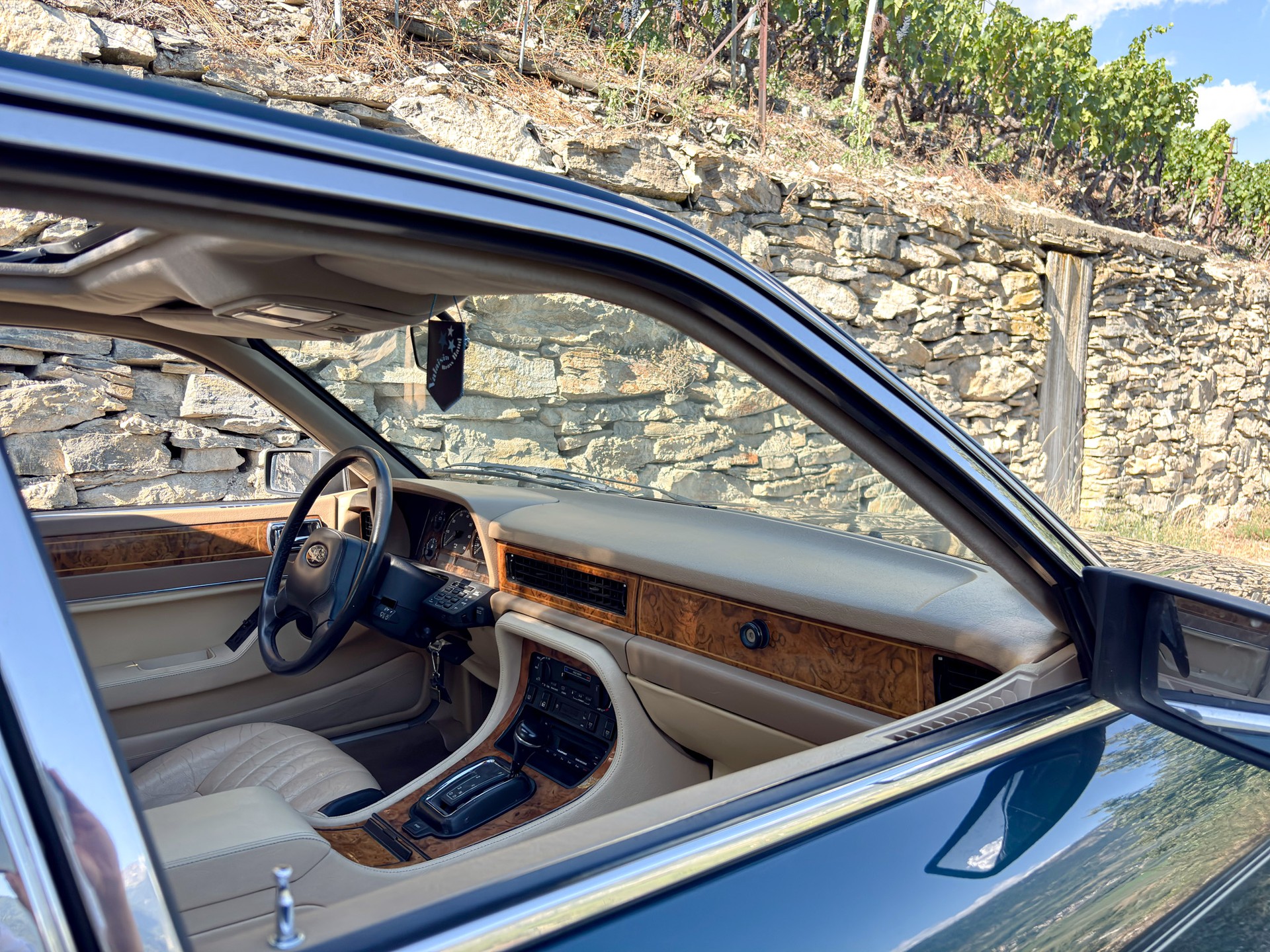 JAGUAR XJ40 4.0 Sovereign-image-9