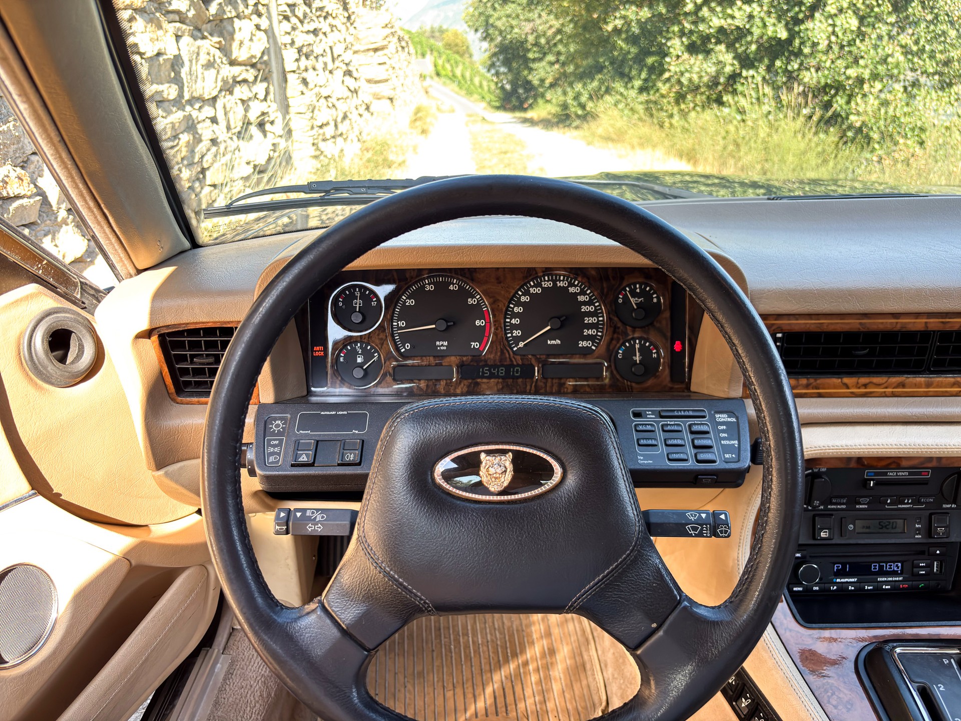 JAGUAR XJ40 4.0 Sovereign-image-11