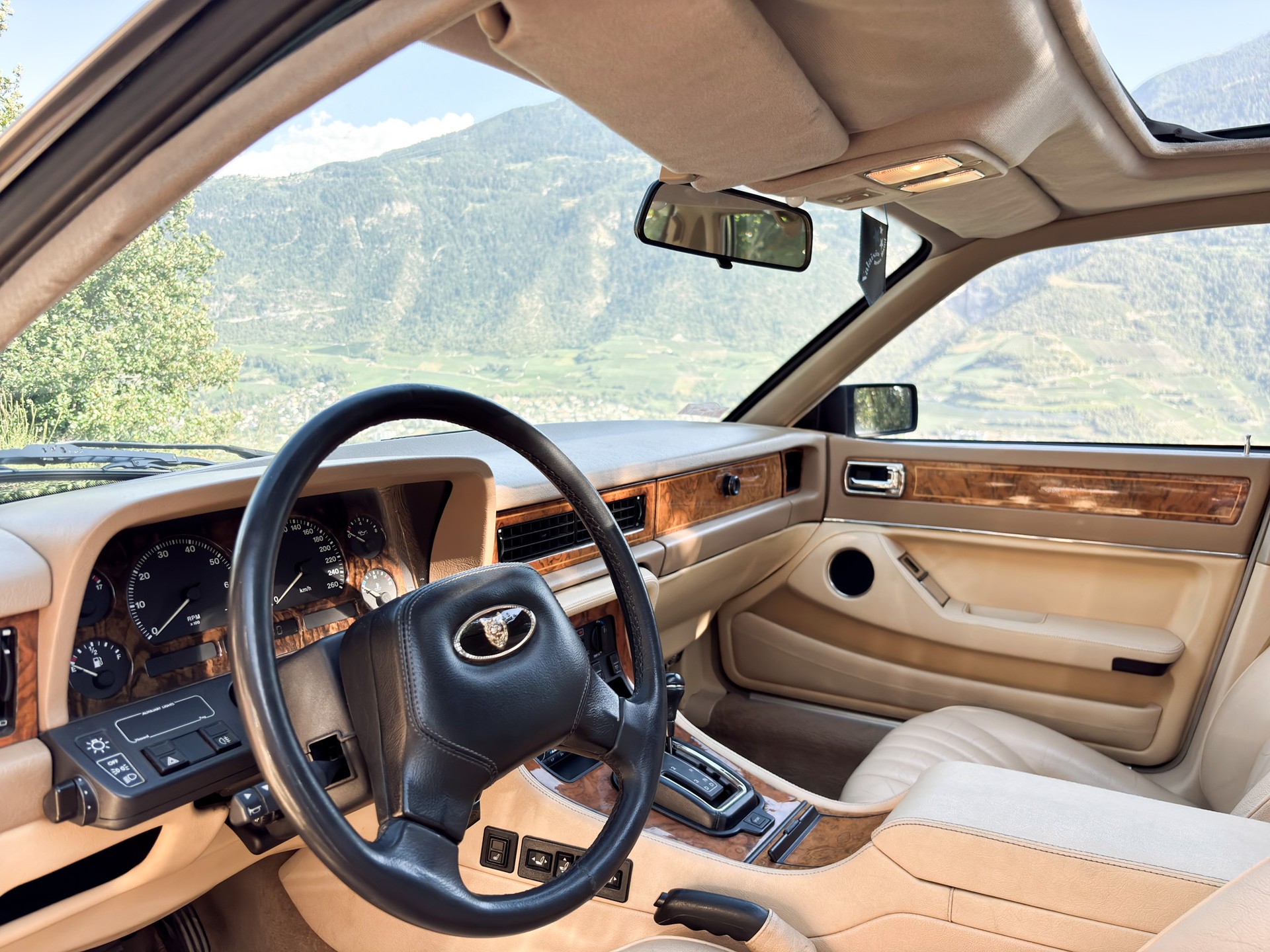 JAGUAR XJ40 4.0 Sovereign-image-12