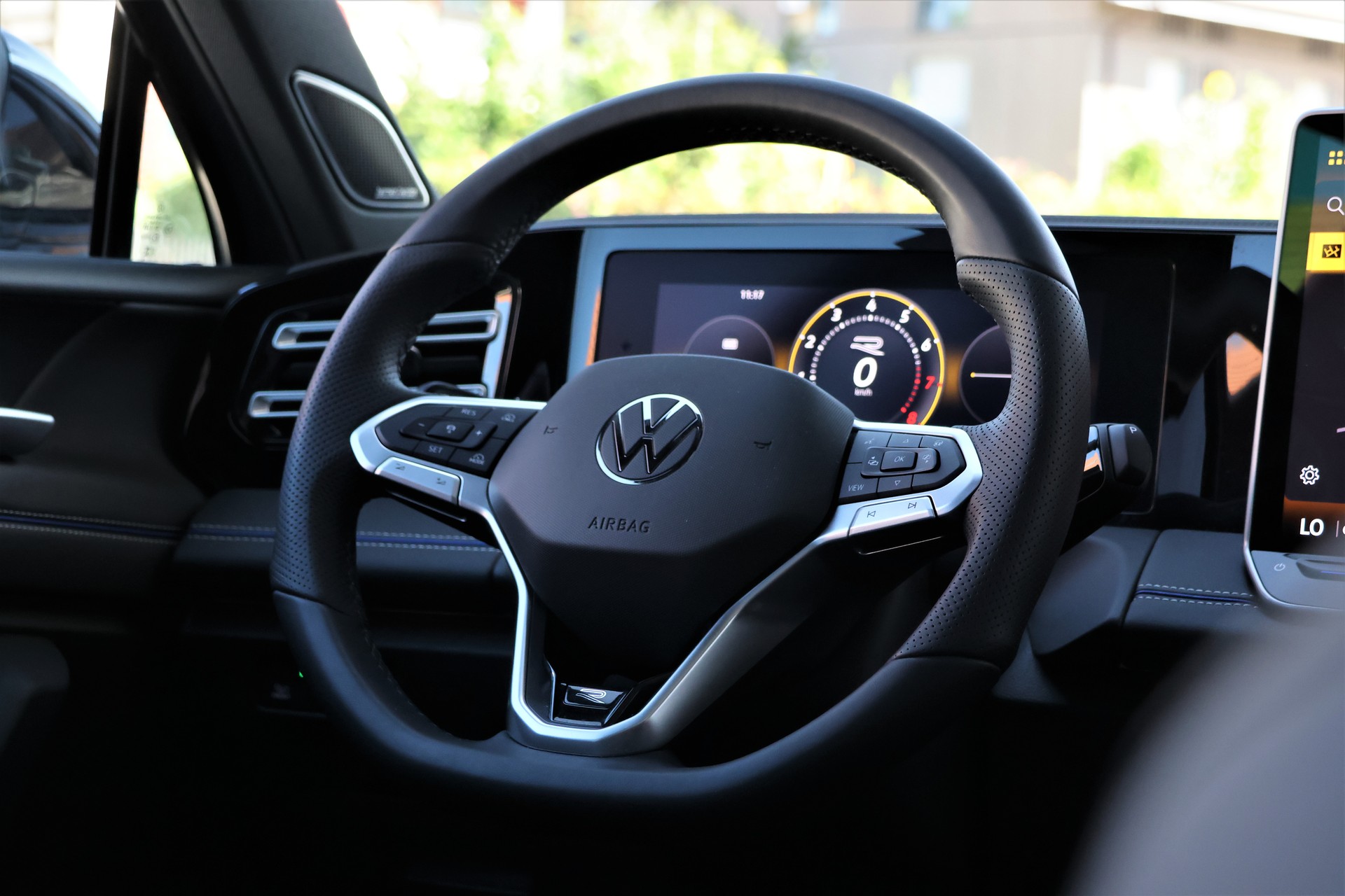 VW Tiguan 2.0 TSI DSG R-Line 4Motion (CH) + 2.3T AHK *BlackStyle*-image-17