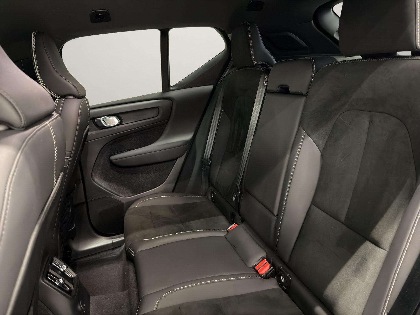 VOLVO XC40 1.5 T4 PiH Plus Dark-image-10