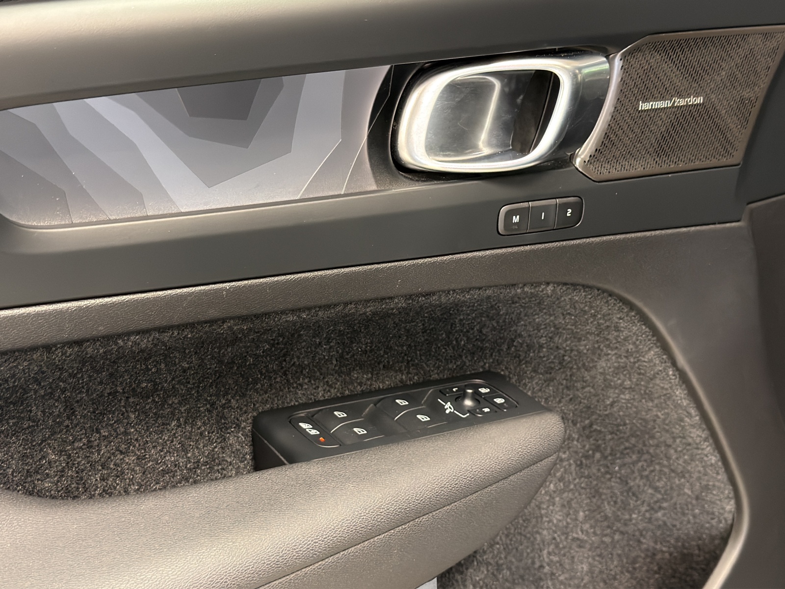 VOLVO XC40 1.5 T4 PiH Plus Dark-image-9