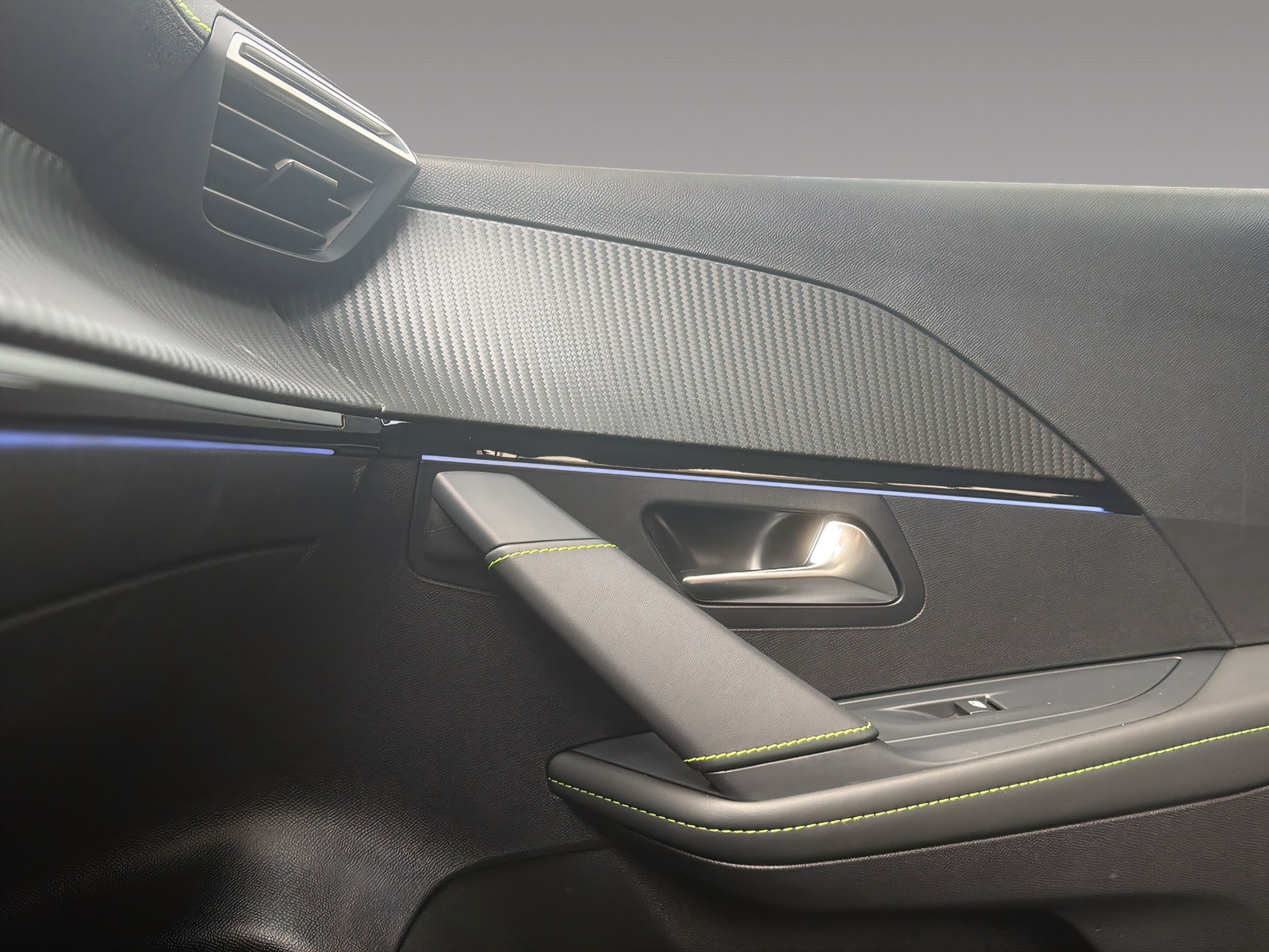 PEUGEOT 208 1.2 Hybrid 145 GT Exclusive-image-16