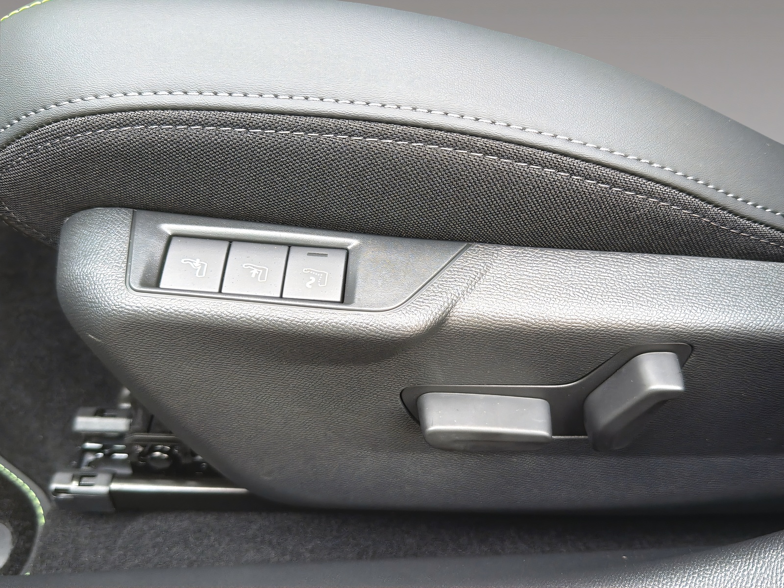PEUGEOT 208 1.2 Hybrid 145 GT Exclusive-image-15