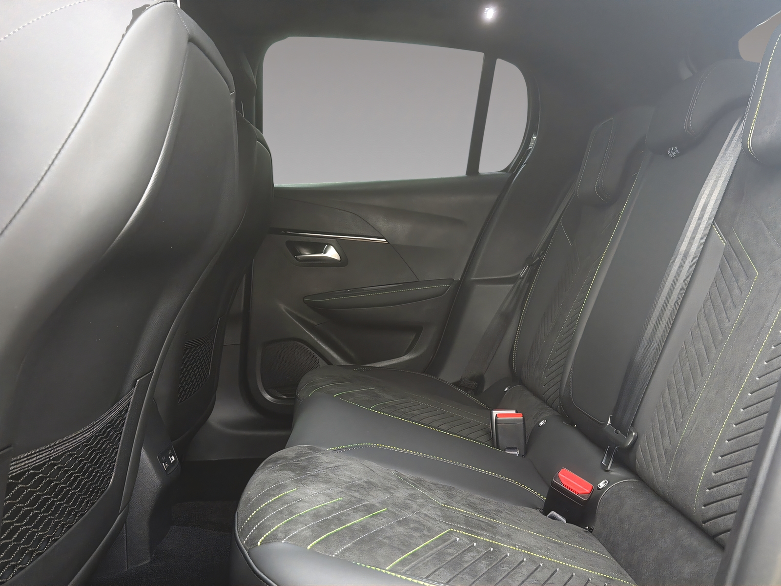 PEUGEOT 208 1.2 Hybrid 145 GT Exclusive-image-17