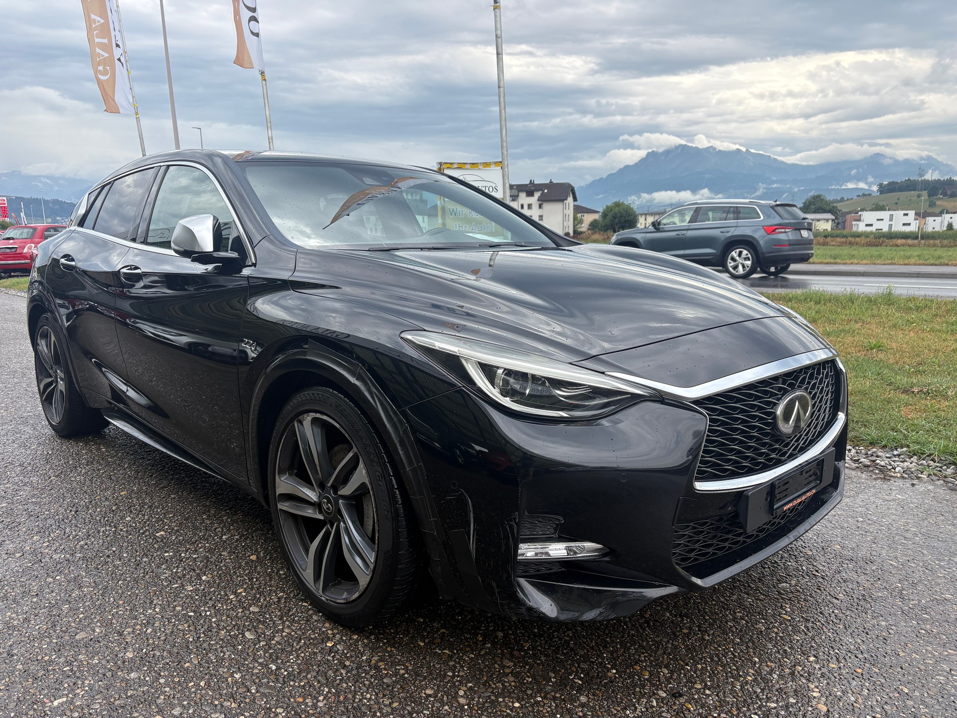 INFINITI Q30 2.2d City Black Edition AWD DCT-image-2