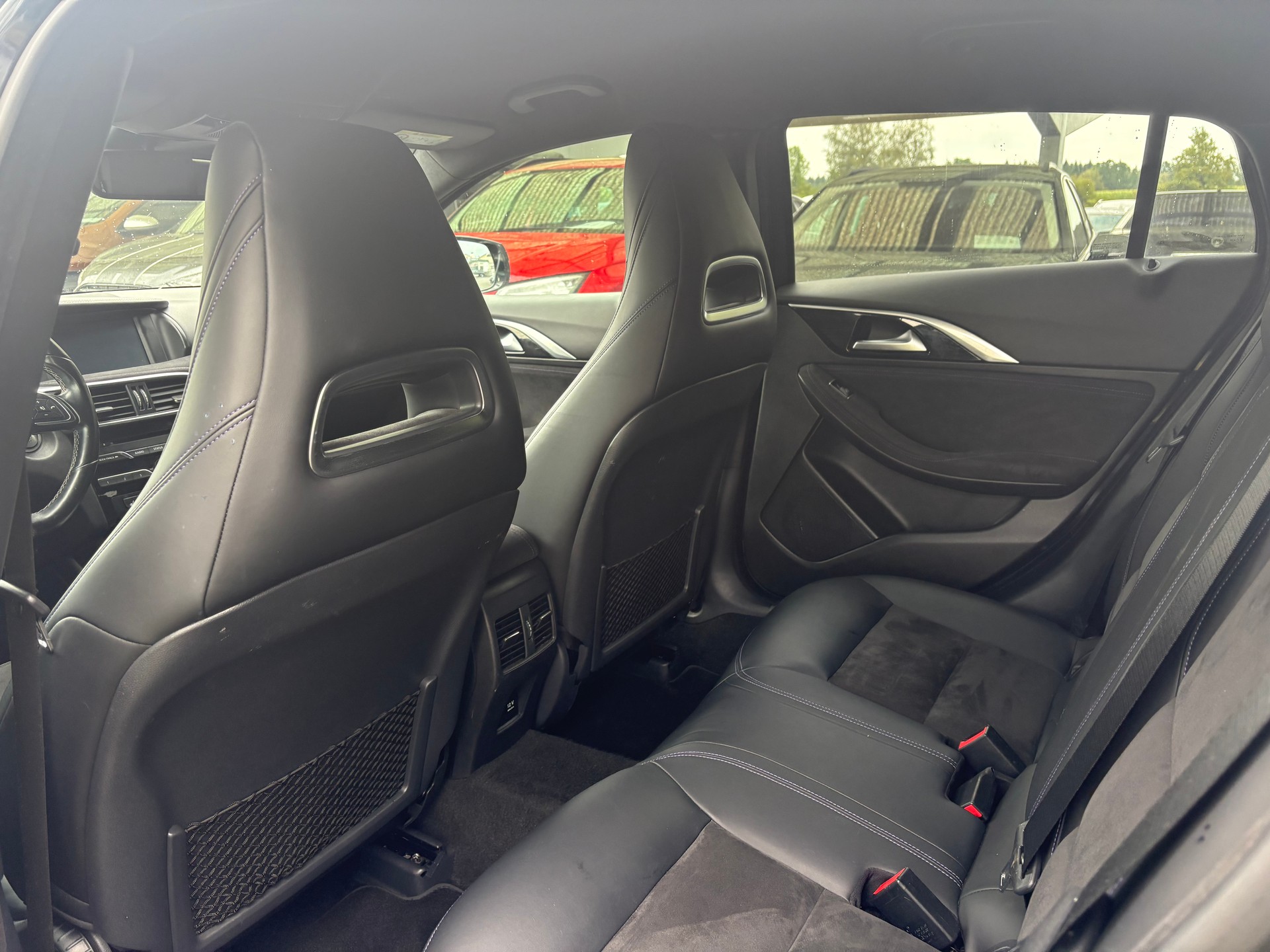 INFINITI Q30 2.2d City Black Edition AWD DCT-image-8