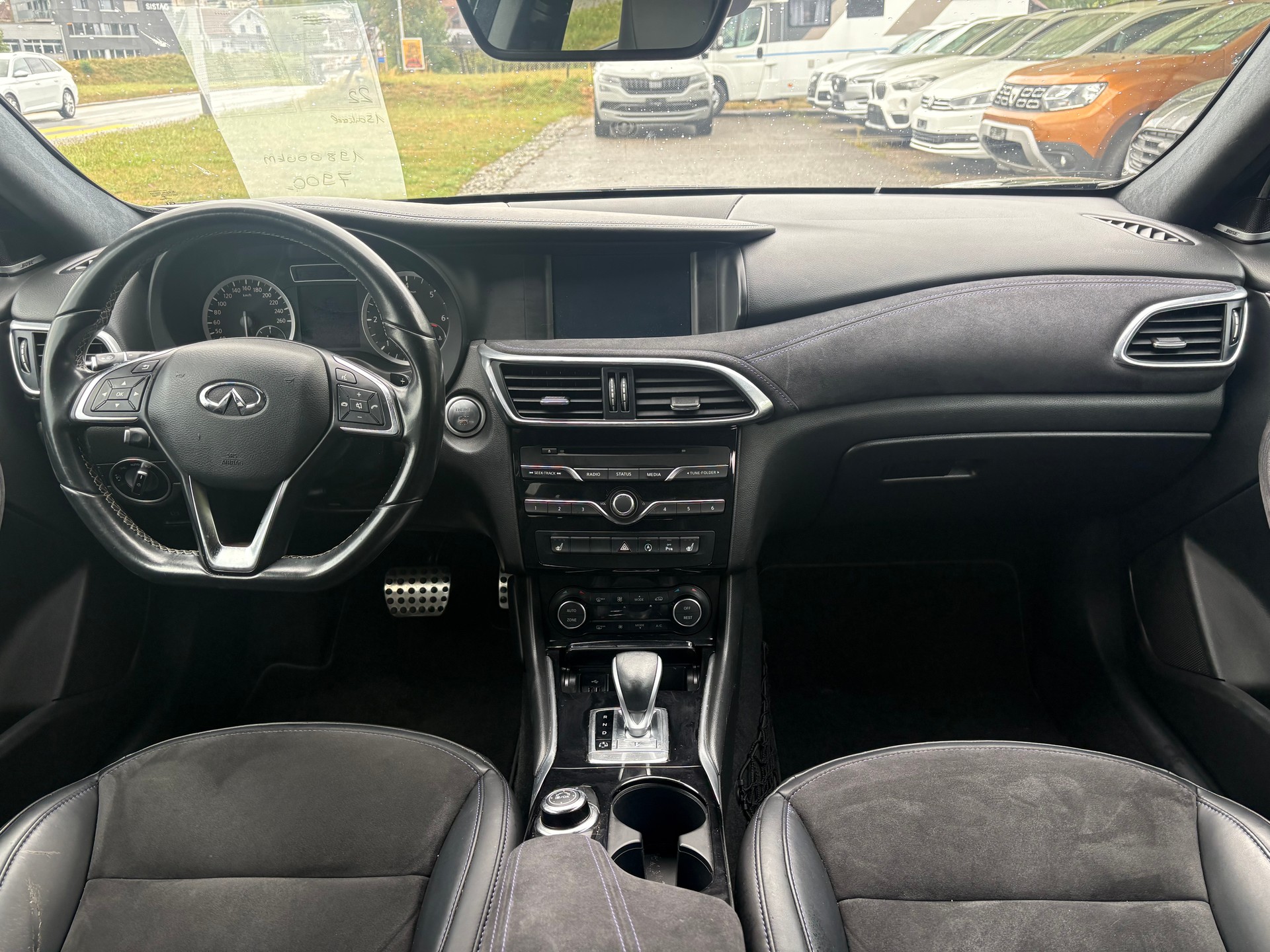 INFINITI Q30 2.2d City Black Edition AWD DCT-image-13