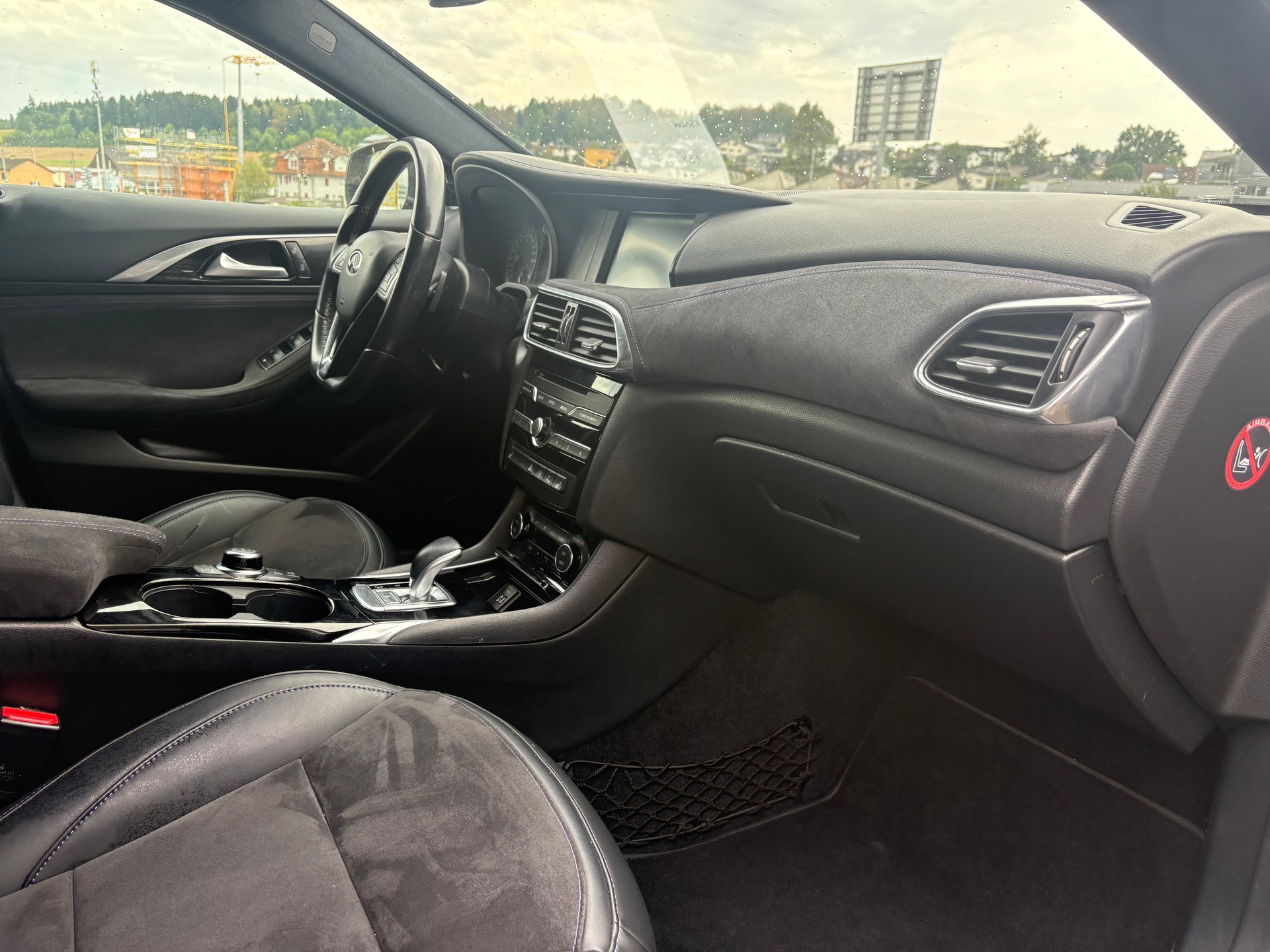 INFINITI Q30 2.2d City Black Edition AWD DCT-image-11