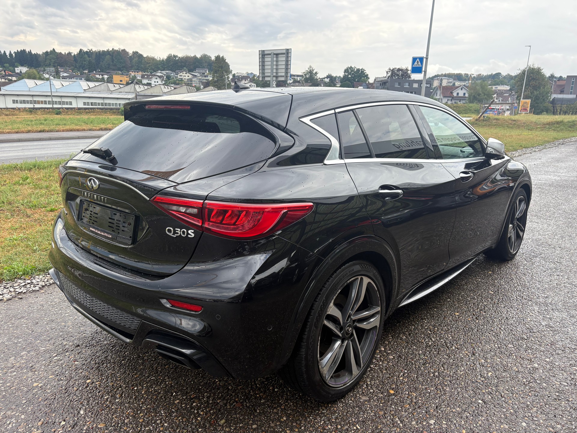 INFINITI Q30 2.2d City Black Edition AWD DCT-image-3