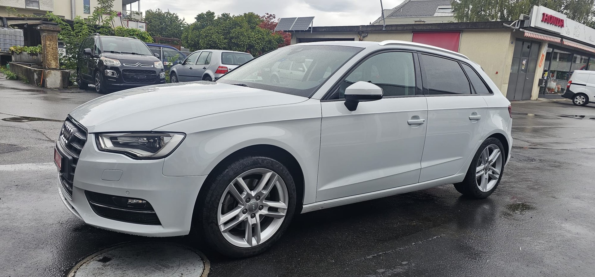 AUDI A3 Sportback 1.8 TFSI Attraction quattro S-tronic-image-2